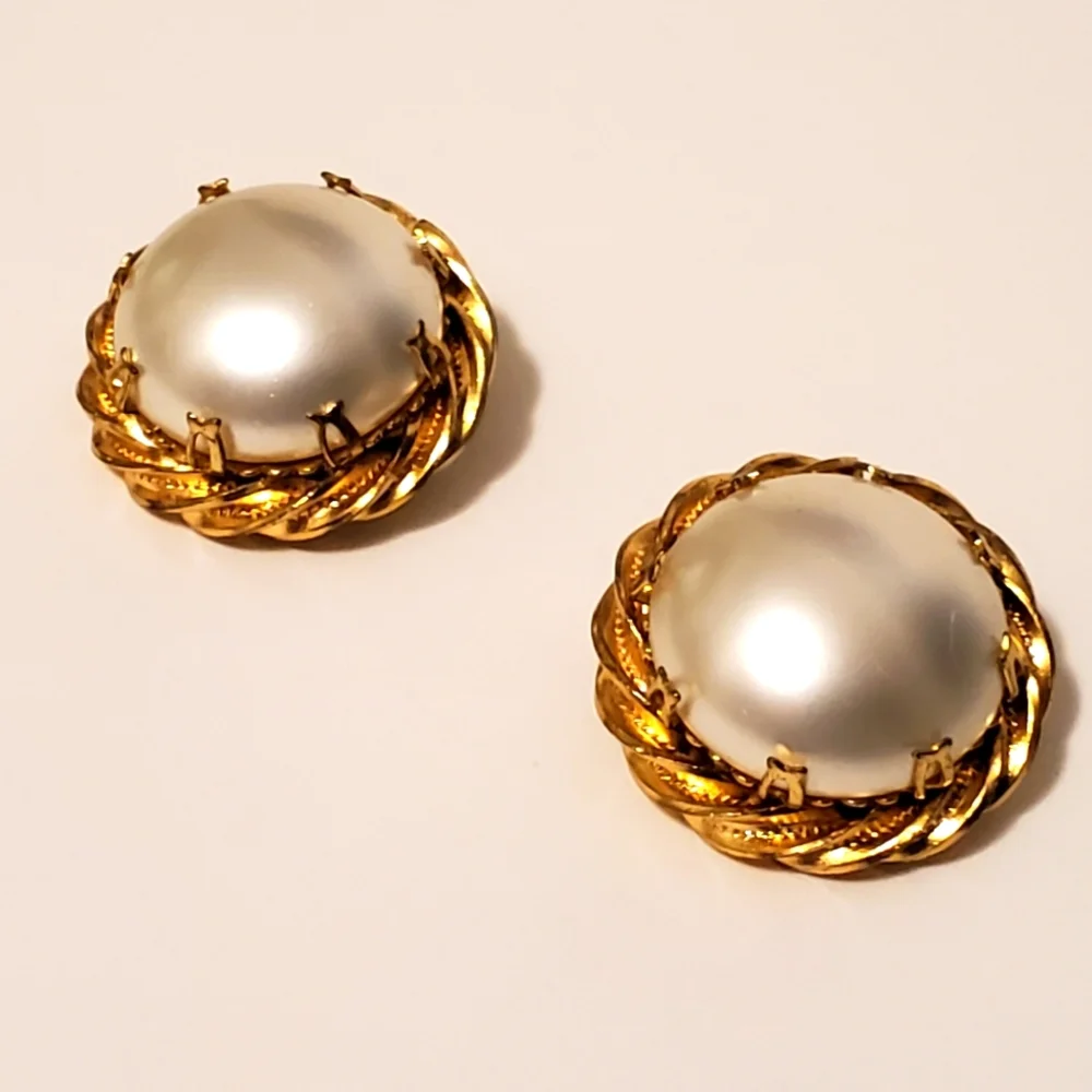 Vintage Clip on earrings - Picture 1 of 2